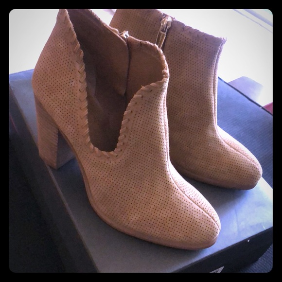 vince camuto fernlee bootie